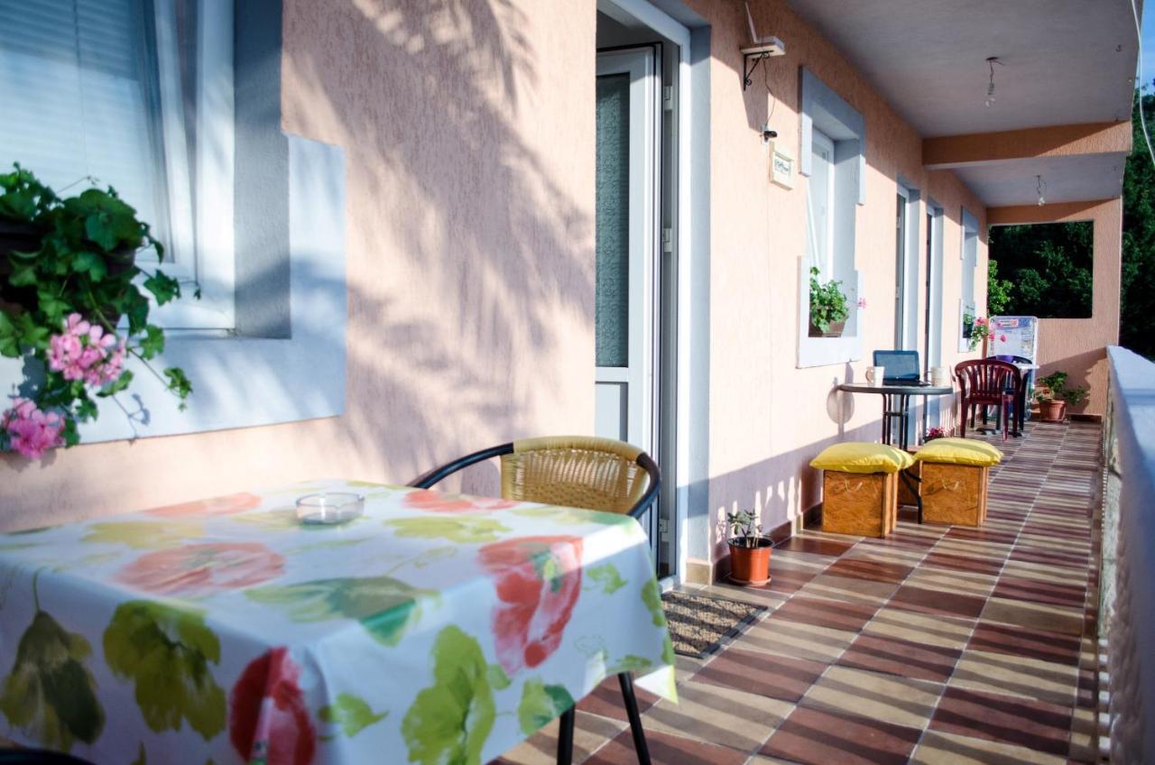 Apartments Lazarevic Сутоморе Экстерьер фото